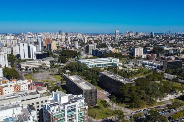 Parana 'nın başkenti Curitiba' nın merkez bölgesinin insansız hava aracı görüntüsü, güneşli bir günde, birkaç binayla.