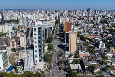 Görüntü güneşli bir günde Parana eyaletinin başkenti Curitiba 'nın orta bölgesinin insansız hava aracını kullanıyor..