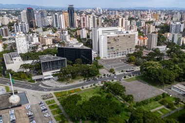 Güneşli bir günde, Parana eyaletinin başkenti Curitiba 'nın merkezi insansız hava aracı manzarası. Soldaki Yasama Meclisi ve sağdaki de Yargı Karargahı.