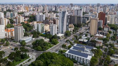 Güneşli bir günde, Parana eyaletinin başkenti Curitiba 'nın merkezi insansız hava aracı manzarası. Sağda başkentin belediye binası var.
