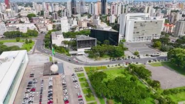 İnsansız hava aracı açık bir görüntüyle başlıyor ve Curitiba 'daki Parana Yasama Meclisi' ne yaklaşıyor..