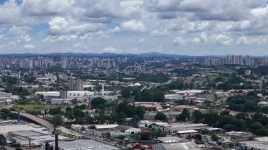 Bulutlu bir günde, Paran eyaletinin (Brezilya) başkenti Curitiba 'nın sağdan sola doğru dönen insansız hava aracı..