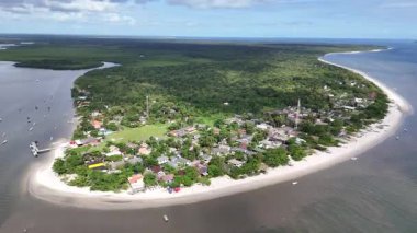 Paran 'ın Paranagua kıyı bölgesinde (Brezilya) bulunan Ilha das Bezelye' nin genel manzarası ile hafif güneşli bir günde insansız hava aracı görüntüsü hareket ediyor.).