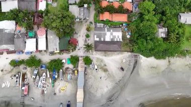 Paran kıyısındaki Encantadas bölgesinde (Brezilya) Ilha do Mel 'in genel görüşü ile hava aracı görüntüsü hafif güneşli bir günde hareket halindedir.).