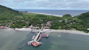 Paran kıyısındaki Encantadas bölgesinde (Brezilya) Ilha do Mel 'in genel görüşü ile hava aracı görüntüsü hafif güneşli bir günde hareket halindedir.).