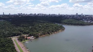 Güneşli bir günde Paran 'ın batısındaki Cascavel (Brezilya) gölünün genel manzarası ile insansız hava aracı görüntüsü hareket halindedir.).