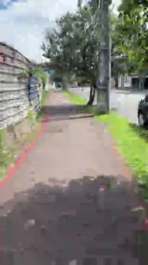 Hiperlapse sokakta, dikey olarak 16: 9 'da kaydedildi, Paran' da bir şehir olan So Jos dos Pinhais 'de kaldırımda yürüyor, bulutlu bir günde..