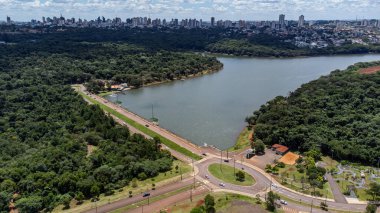 Güneşli bir günde Parana 'nın batısında yer alan Cascavel Ekoloji Parkı' nda insansız hava aracı..