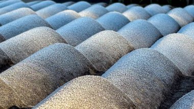 Çatıdaki don nedeniyle oluşan buza yakın plan, bu gri ve çerçeve simetrik.