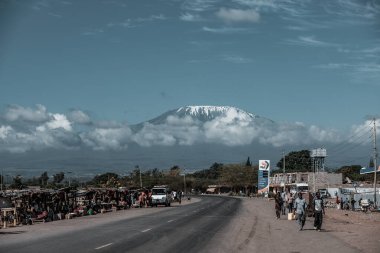 Kilimanjaro Dağı Tanzanya 'da hareketsiz bir volkandır. Afrika 'nın en yüksek dağlarından biridir ve deniz seviyesinden 5,895 metre yükseklikte ve plato tabanından 4,900 metre yükseklikte deniz seviyesinin üzerinde yer almaktadır..