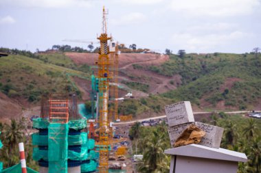 2017 yılında tamamlanan Mombasa-Nairobi Standart Ölçü Demiryolu, Kenya 'daki büyük Hint Okyanusu şehri Mombasa' yı ülkenin başkenti Nairobi 'ye bağlayan Kenya Standart Demiryolu' nun ilk aşaması olarak inşa edildi.