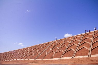 2017 yılında tamamlanan Mombasa-Nairobi Standart Ölçü Demiryolu, Kenya 'daki büyük Hint Okyanusu şehri Mombasa' yı ülkenin başkenti Nairobi 'ye bağlayan Kenya Standart Demiryolu' nun ilk aşaması olarak inşa edildi.