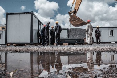 2017 yılında tamamlanan Mombasa-Nairobi Standart Ölçü Demiryolu, Kenya 'daki büyük Hint Okyanusu şehri Mombasa' yı ülkenin başkenti Nairobi 'ye bağlayan Kenya Standart Demiryolu' nun ilk aşaması olarak inşa edildi.
