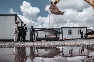2017 yılında tamamlanan Mombasa-Nairobi Standart Ölçü Demiryolu, Kenya 'daki büyük Hint Okyanusu şehri Mombasa' yı ülkenin başkenti Nairobi 'ye bağlayan Kenya Standart Demiryolu' nun ilk aşaması olarak inşa edildi.