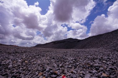 2017 yılında tamamlanan Mombasa-Nairobi Standart Ölçü Demiryolu, Kenya 'daki büyük Hint Okyanusu şehri Mombasa' yı ülkenin başkenti Nairobi 'ye bağlayan Kenya Standart Demiryolu' nun ilk aşaması olarak inşa edildi.