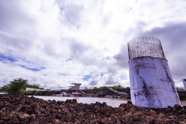 2017 yılında tamamlanan Mombasa-Nairobi Standart Ölçü Demiryolu, Kenya 'daki büyük Hint Okyanusu şehri Mombasa' yı ülkenin başkenti Nairobi 'ye bağlayan Kenya Standart Demiryolu' nun ilk aşaması olarak inşa edildi.