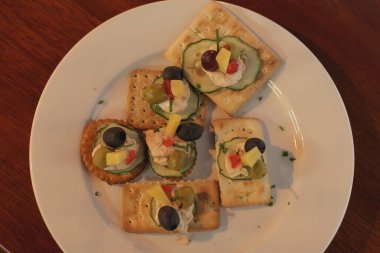 Peynirli ve zeytinli bruschetta..