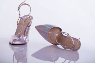 Yüksek topuklu ve topuklu kadın ayakkabıları.