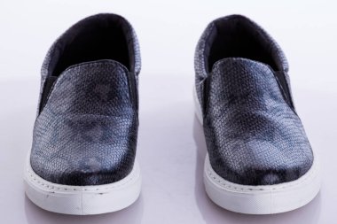 Beyaz arka plandaki kızlar için siyah spor ayakkabılar