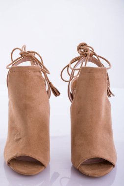 Kadın ayakkabısı. Kahverengi deri ayakkabılar beyaz arka planda.