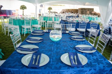 Bir düğün masasının dikey yakın çekimi