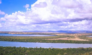 Dağlardaki güzel göl manzarası