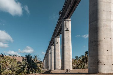 Şehirdeki demiryolu köprüsü.