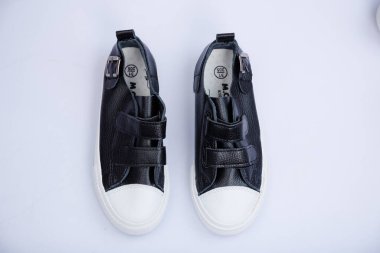 Beyaz arka planda erkek deri ayakkabıları ve aksesuarları.