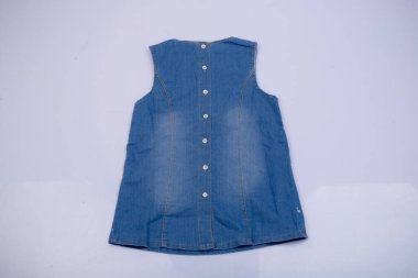 Beyaz arka planda kadın kıyafetleri.