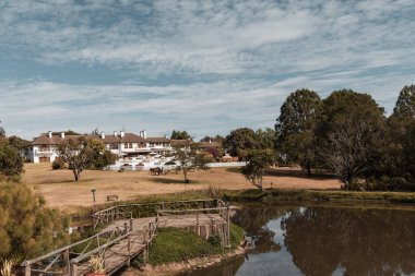 Parktaki eski bir evin manzarası.