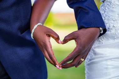 Düğün çifti el ele tutuşuyor.