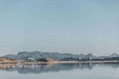 Göl manzara mavi gökyüzü ile