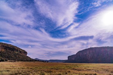 Arkasında bir dağ olan güzel bir manzara.