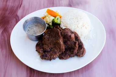 Kızarmış tavuk, pilav ve sebze.