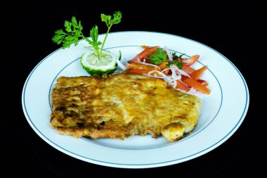 Sebze ve soslu kızarmış balık.