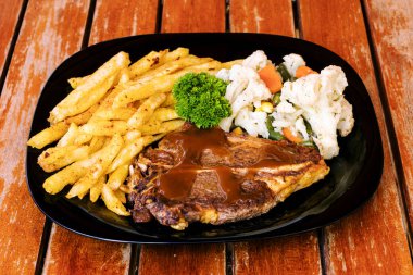 Fried chicken patates ve sebze ile