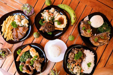 Restoranda yemek, üst manzara.