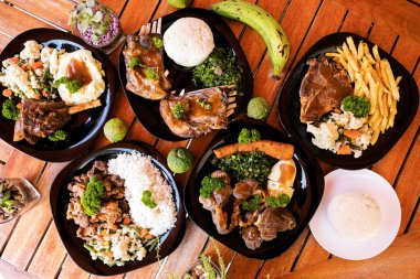 Masadaki lezzetli yemeğin yüksek açılı görüntüsü.