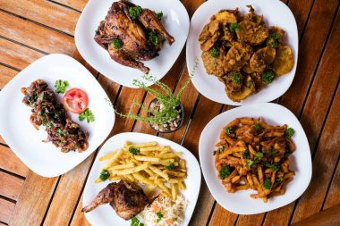 Masada farklı tabaklar var.