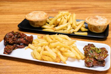 Kızarmış tavuk kanadı patates ile