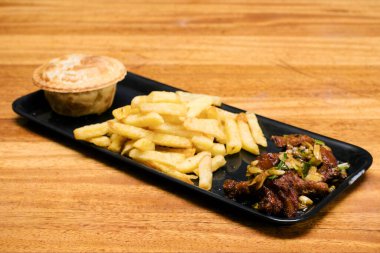 Kızarmış tavuk ve patates.