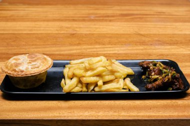 Kızarmış domuz ve patates kızartması.