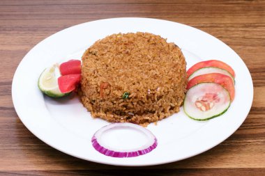 pirinç, et, sebze ve sosla ahşap bir arka planda.