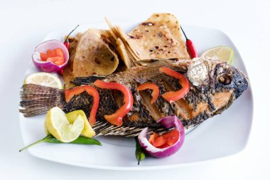 Sebzeli ve baharatlı kızarmış balık.