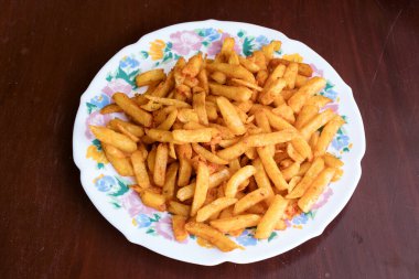 Kızarmış patates plaka üzerinde