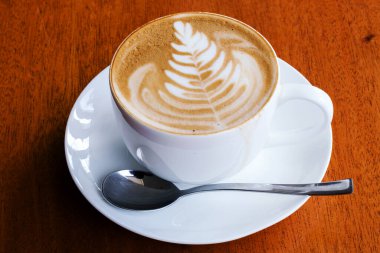 Latte sanat masada kahve fincan.
