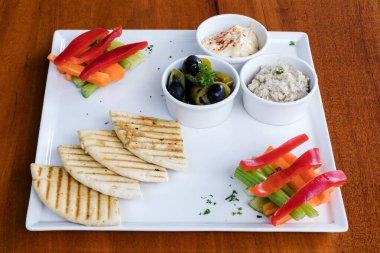 Tabakta taze balık salatası, yakın plan.