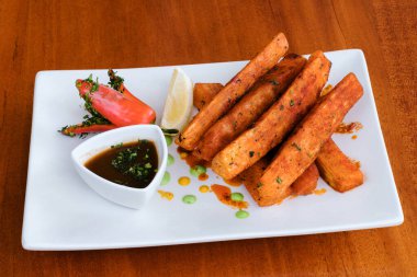 Soslu kızarmış tavuk ve salata.