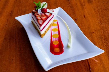 Masada çilek, krema ve karamel ile nefis bir tatlı