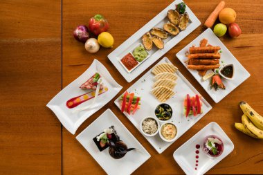 ahşap masa üzerinde lezzetli yiyecek Üstten Görünüm